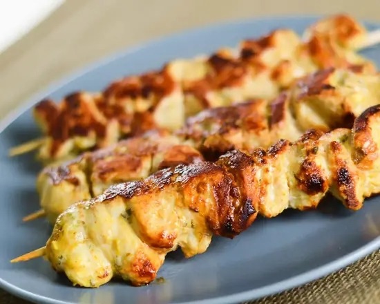 J6. Brochettes de poulet mariné