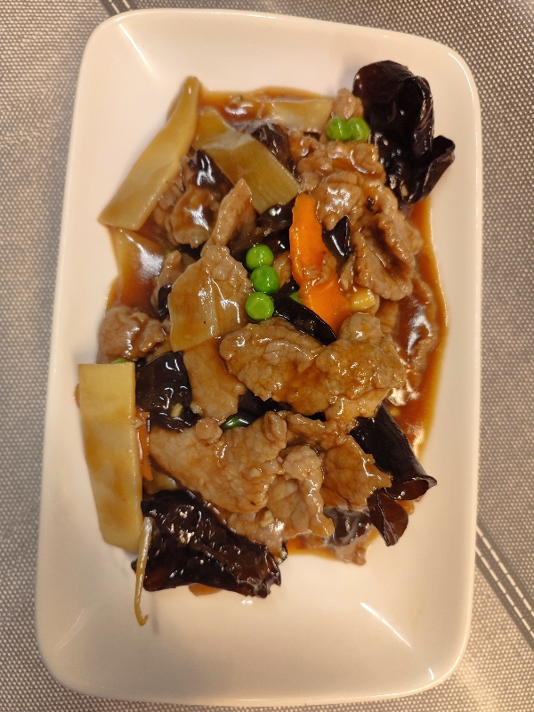 54 Boeuf sauté aux champignons noirs