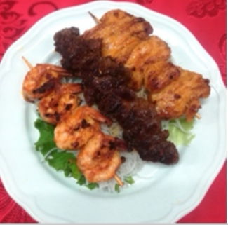 A6 Brochettes assortiment (poulet, boeuf, crevette)