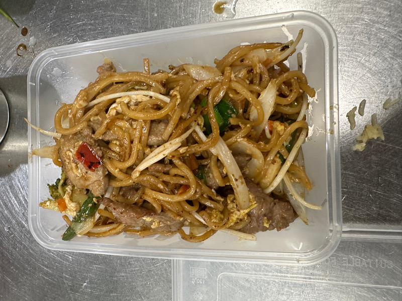 905 Nouilles de blé sautées au boeuf 牛肉炒面