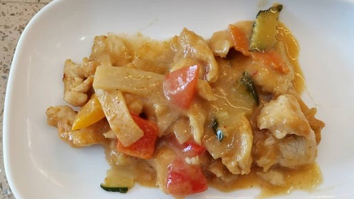 poulet au curry à la
noix de coco ( plat)