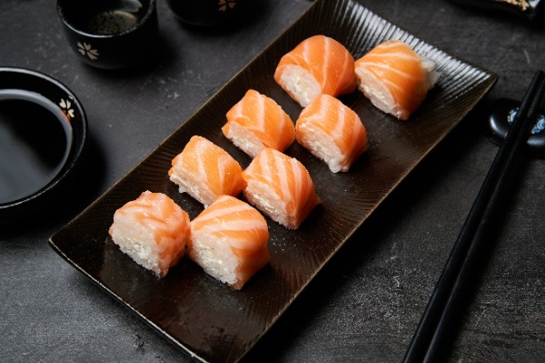C6. 8 Saumon roll cheese