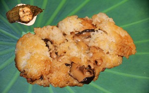 R084 Riz gluant au "Poulet" dans une feuille de lotus