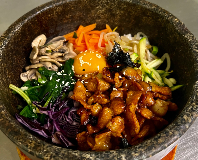 S1A porc épicé et légumes variés avec un œuf