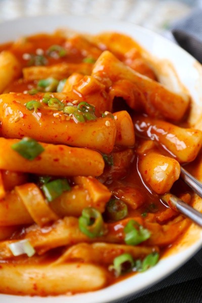 E10 Gâteau de riz sautées aux légumes à la sauce piquante 🌶