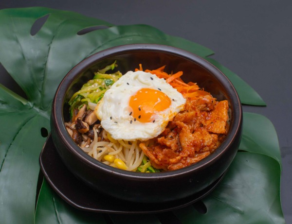 304 PORC BIBIMBAP 猪肉石锅拌饭 辣