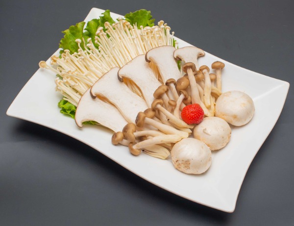 907 assorted mushrooms 蘑菇拼盘（ 四种 随时令变化）