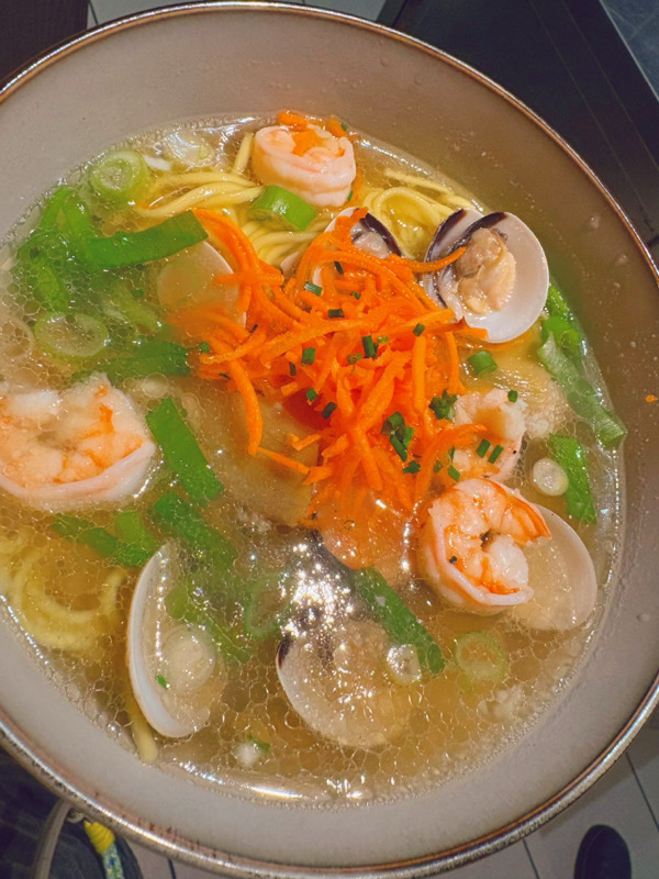 nouilles soupe coquillages et crevettes