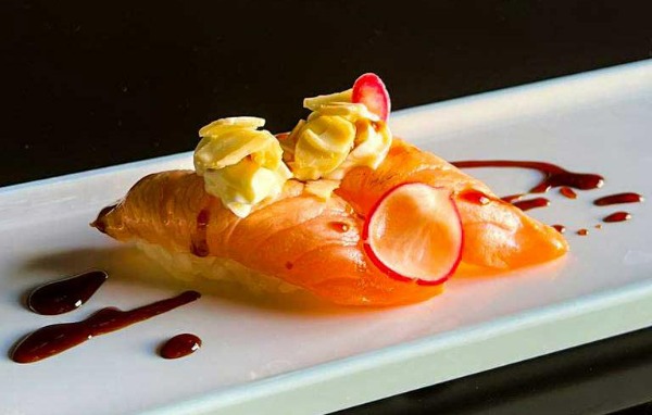 81. NIGIRI SALMONE SCOTTATO