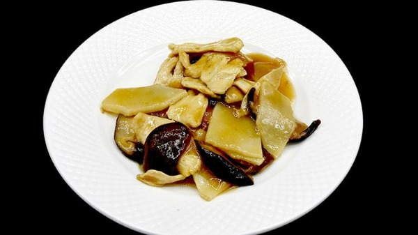 63. Pollo con funghi e bambu