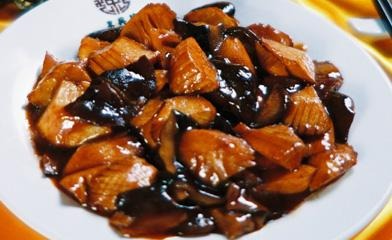 102. Maiale funghi e bambu