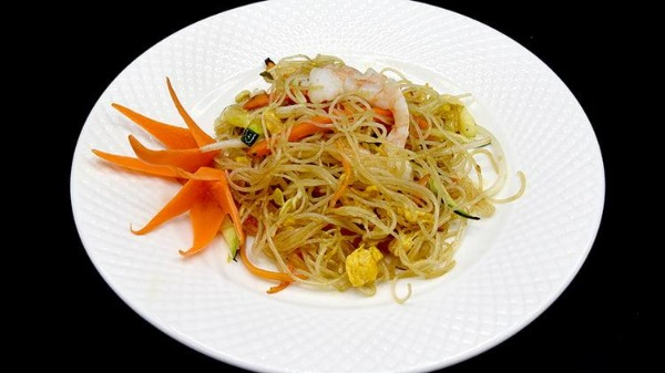 44. Spaghetti di riso con gamberi