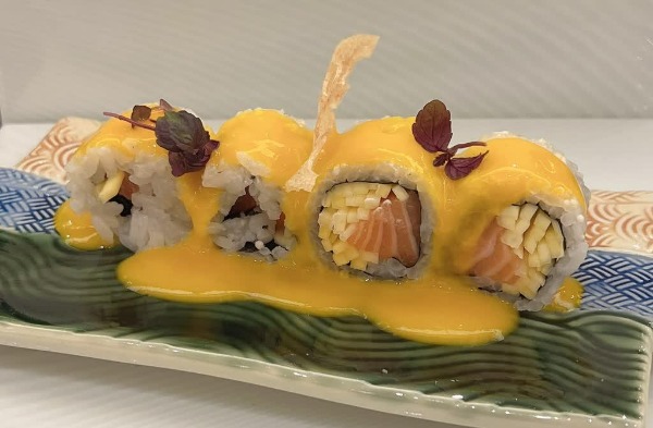 351. Ura mango roll