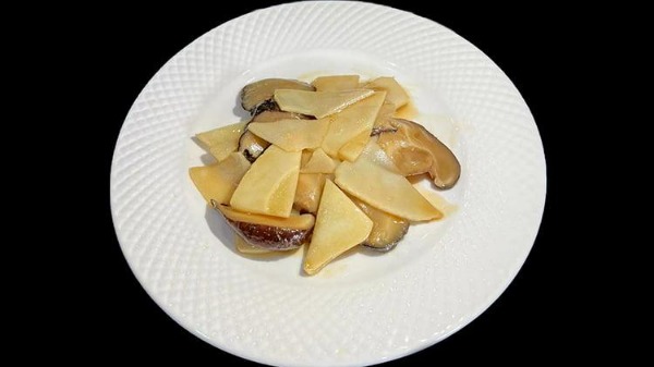 123. Funghi e bambu