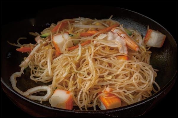 33. SPAGHETTI DI RISO ALLA PIASTRA CON FRUTTI DI MARE