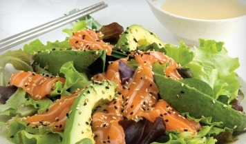 612 Grande salade mélangée au saumon