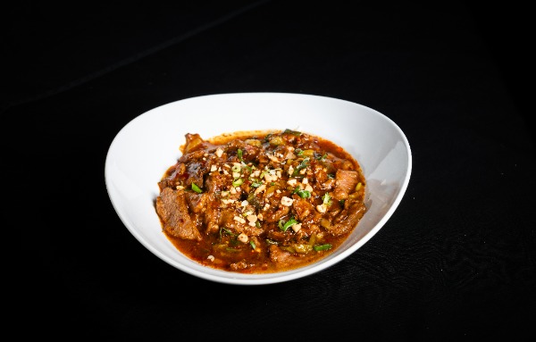 F11. Gebratener und geschnittener Rindfleisch mit Tofu