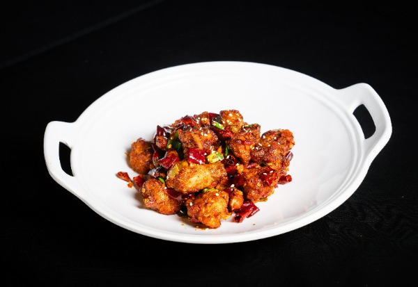 F30. Gedünstetes Hühnchenfleisch mit gewürfeltem Hühnerfleisch Knochen. Peperoni nach Sichuan-Art.scharf