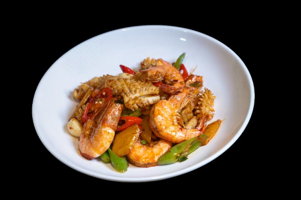 F96. Sizzling Wok Garnelen und Tintenfische. scharf