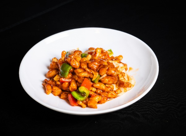 F72. Hühnerfleisch paniert süß sauer. mit Zwiebeln. Paprika. Ananas Stück