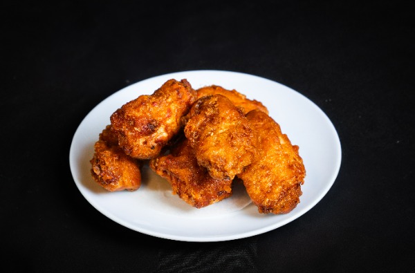 D18A. Chickenwings 6 Stück (pikant).mit Süß-Sauer-Soße