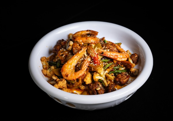 F3. Authentische Sichuan-Küche. scharfer Topf mit Hühnerflügel. Hühnchen. Garnelen. Krabbenfleisch und verschiedenem Gemüse