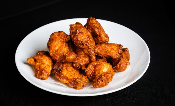 D18B. Chickenwings 12 Stück (pikant). mit Süß-Sauer-Soße