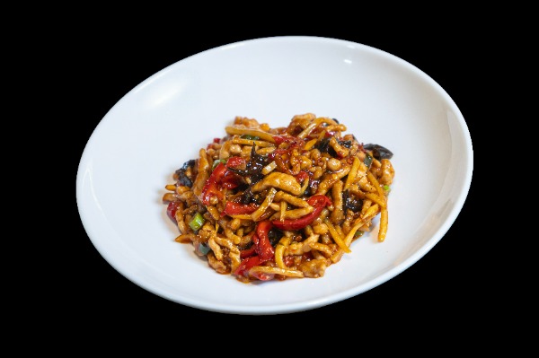 F16. Yu Xiang Rou Si: Geschnitztes Schweinefleisch mit Gemüse und Chili