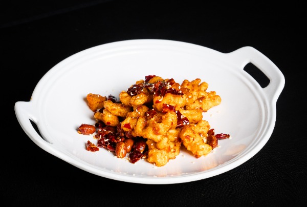 F30A. Gedünstetes Hähnchenfleisch ohne Knochen mit gewürfeltem Peperoni nach Sichuan-Art. scharf