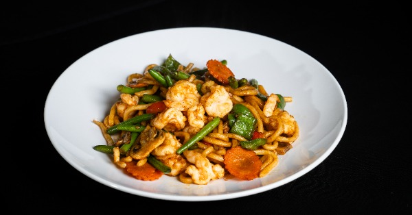 D5. Gebratene japanische Nudeln mit Shrimps