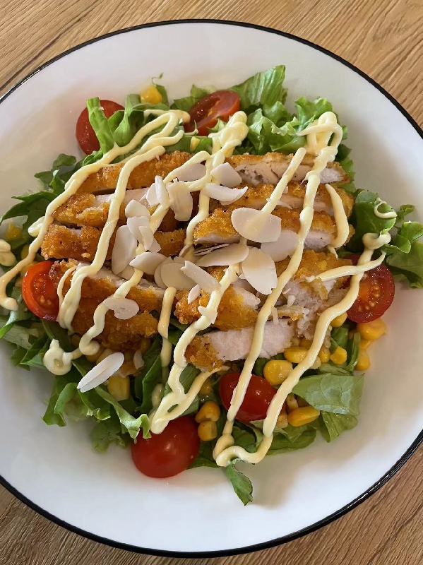S3 Salade de poulet (poulet pané)
