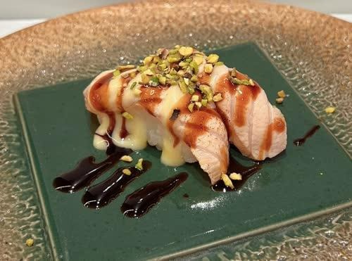 284. NIGIRI SAKE PISTACCHIO