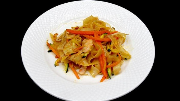 54. TAGLIATELLE DI RISO CON GAMBERI
