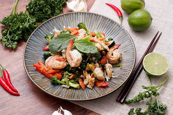 W3. Wok de crevettes au basilic et légumes croquants