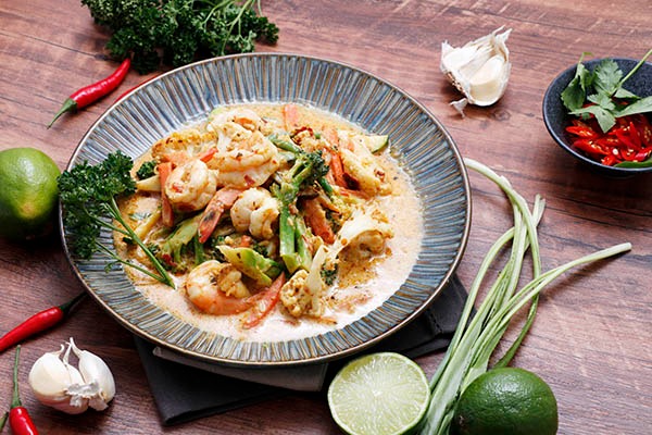 W1. Wok de crevettes Thaï au curry rouge maison et légumes croquants