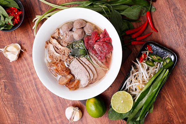 SP7. Phô spécial (soupe vietnamienne) Pates de riz, boeuf mi-cuit, boulettes de boeuf, tripes, herbes