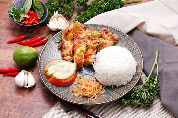 R10. Poulet citronnelle grillé et lamelles de porc et riz blanc