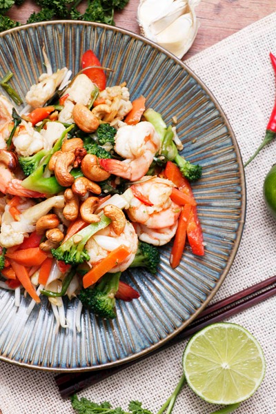 W2. Wok de crevettes aux noix de cajou et légumes croquants
