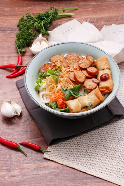 R1. Banh sun aux Saucisses laotiennes,Pates de riz, crudités, nems, lait de coco, Sauce nuoc-nam