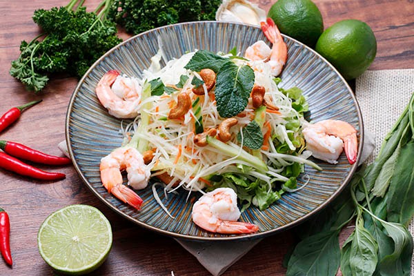 18. Salade de papaye verte aux crevettes & noix de cajou