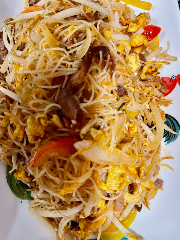 56. Vermicelles de riz sautes facon Singapourienne au poulet