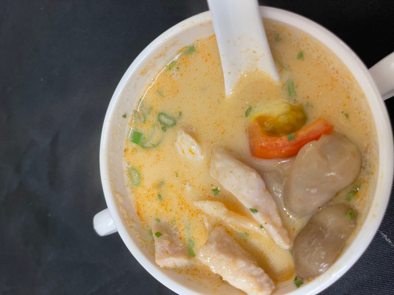 2. Soupe Thai Tom Kha Kai au lait de coco et poulet 🌶️