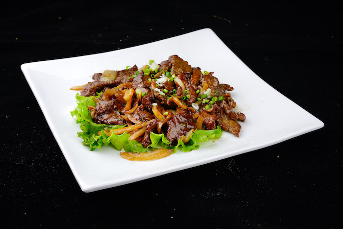 W2. Boeuf sauté aux oignons W2. Sauteed beef with onions