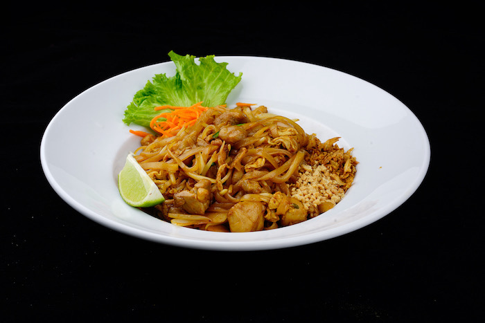 NO2. Nouilles sautées au poulet mariné et les légumes NO2. Fried noodles with marinated chicken and vegetables