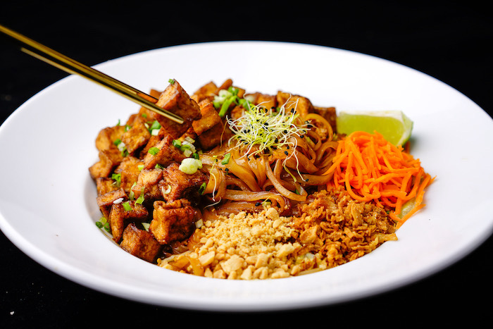 NO4. Nouilles sautées au tofu grillé et les légumes NO4. Fried noodles with grilled tofu and vegetables