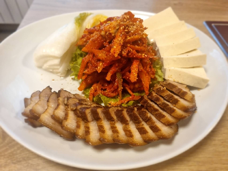 17. 굴보쌈 Poitrine de porc avec kimchi à l'huile et tofu