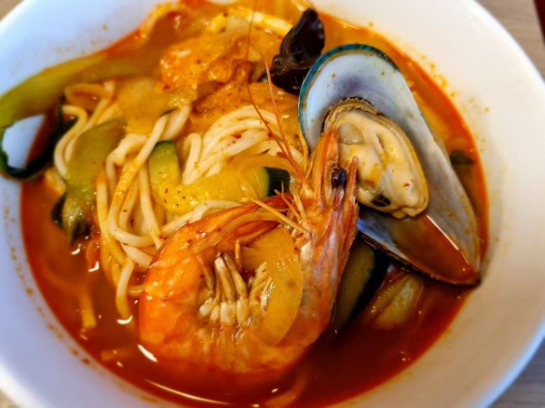 21. 짬뽕 Ragout piment avec des fruits de mer et des nouilles et porc (ou sans porc)