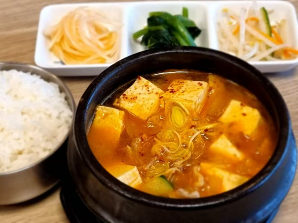 26. 된장찌개 Ragout de pate de soja avec boeuf et tofu (sans boeuf)