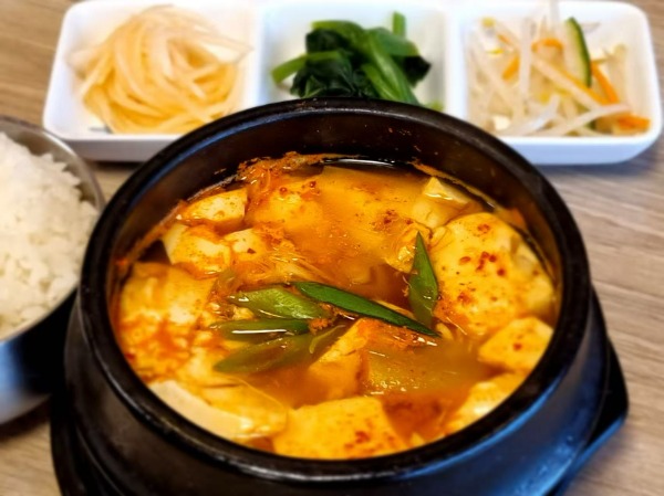 27. 순두부찌개 Marmite tofu avec coquillage et oeuf pimente (sans ou avec)