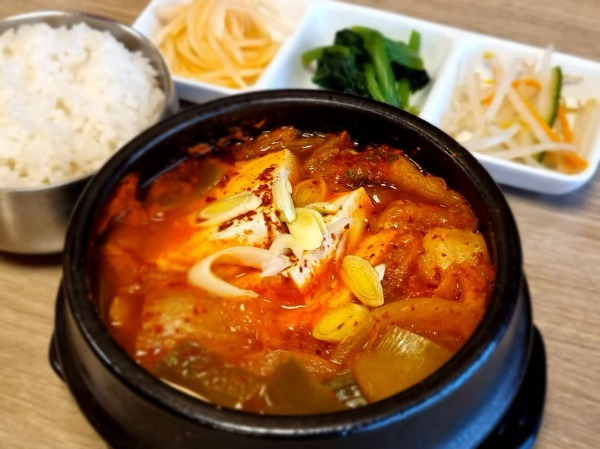 25. 김치찌개 Ragout de kimchi et porc et tofu (sans porc)